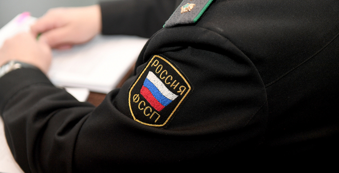 Приставы устроили на работу злостного неплательщика из Саратовской области