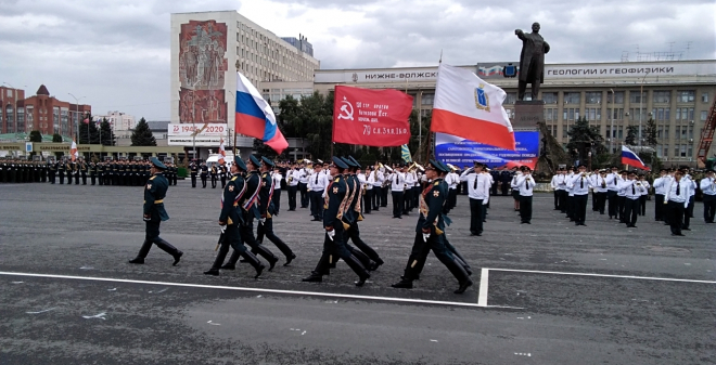 Сегодня в Саратове состоялось торжественное прохождение войск Саратовского территориального гарнизона