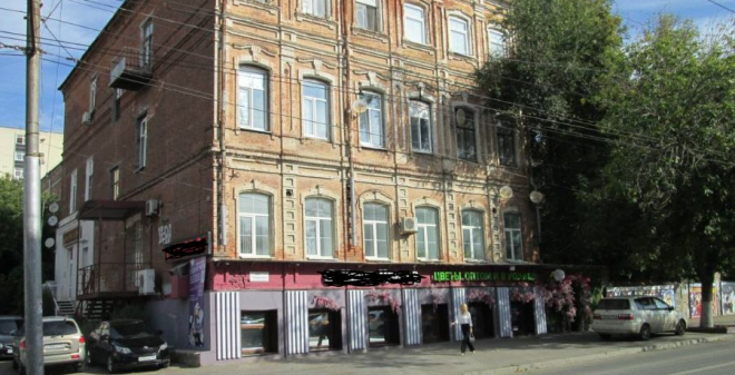 Работники комитета по архитектуре города выявили очередной факт самовольного изменения внешнего вида фасада здания