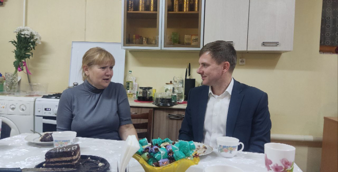Алексей Сидоров поздравил с Днем матери жительницу Саратова, сын которой находится в зоне специальной военной операции