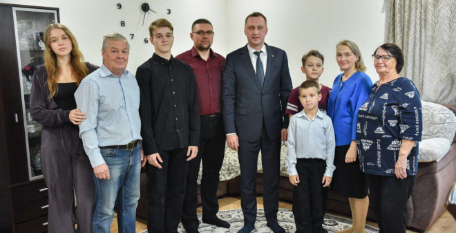 В преддверии Дня матери губернатор навестил многодетную семью