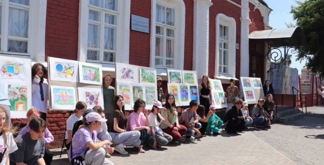 Панков: Юные художники устроили выставку своих рисунков у картинной галереи имени Петрова-Водкина