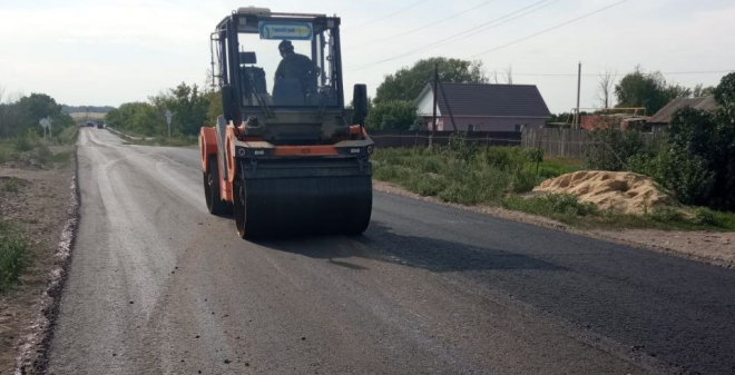 На дороге в Красноармейском районе уложили первый слой асфальтобетона