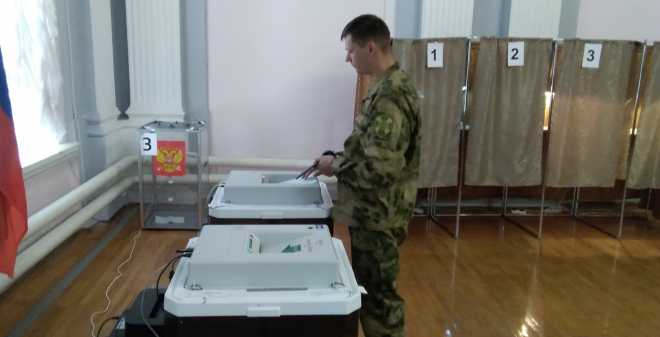 В Кировском районе на избирательном участке в школе №67 голосуют курсанты и офицеры  института Росгвардии