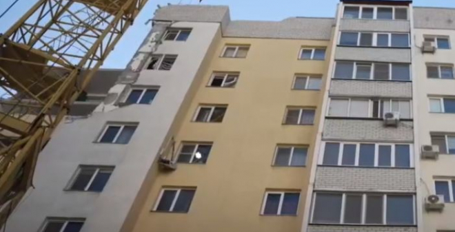 На улице Блинова подрядчики демонтировали аварийные нависающие конструкции 5 подъезда дома № 2