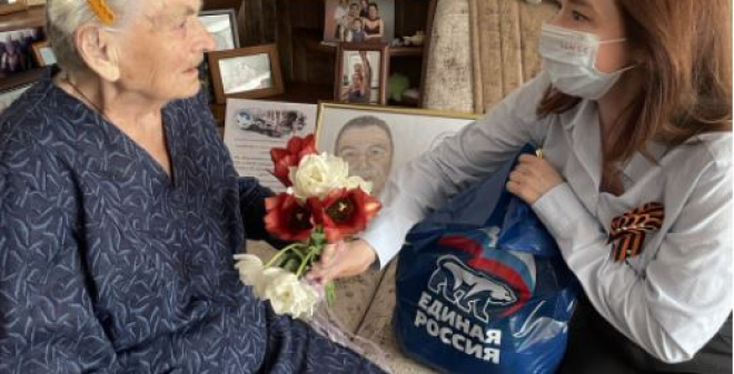 Юлия Литневская поздравила с Днем Победы легендарную регулировщицу Победы