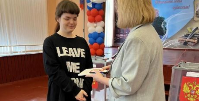 Новоиспечённым избирателям вручают подарки