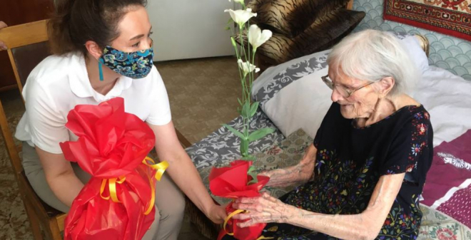 В День памяти и скорби 102-летняя ветеран Елена Власова получила подарки от депутата областной Думы