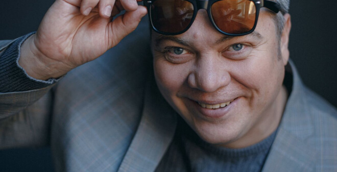 Комедийный актер из Питера с саратовскими корнями пригласил земляков в театр
