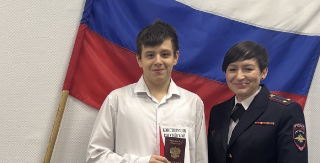 В День Конституции состоялись торжественные церемонии вручения паспортов