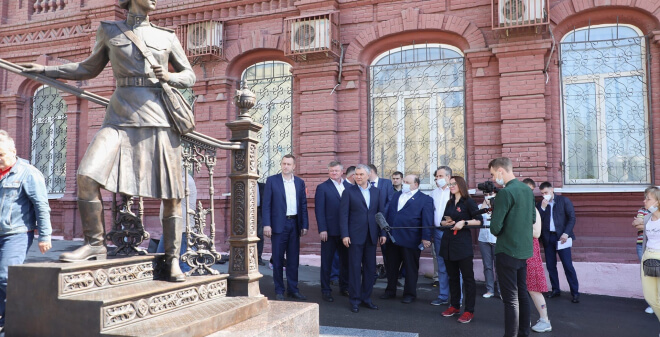 В Саратове устанавливают памятник военной медсестре