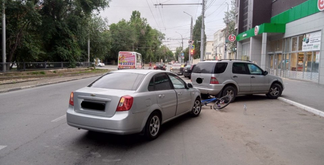 В Саратове велосипедист столкнулся с иномаркой после того, как был сбит другой машиной