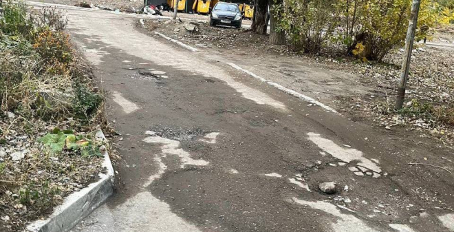 Наталия Бакал выявила нарушения на придомовой территории сданной несколько лет назад саратовской многоэтажки