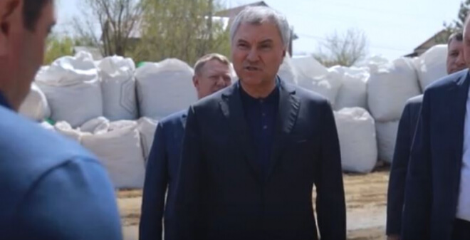 Володин – чиновникам и подрядчикам о ремонте дорог: Думайте об области, а не о Мальдивах