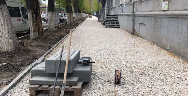 В Саратове продолжают ремонтировать тротуары