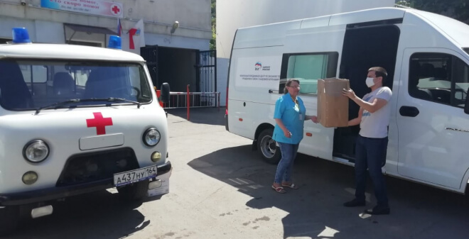 Волонтеры передали медицинские маски врачам скорой помощи