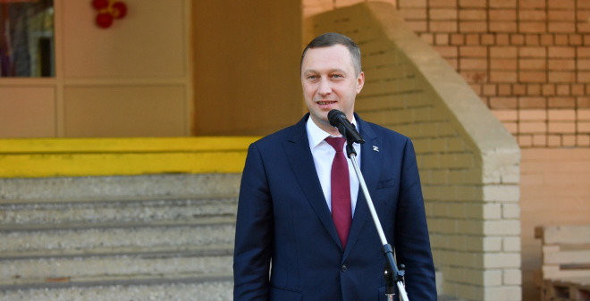 Роман Бусаргин посетил торжественную линейку в школе №10 Саратова  