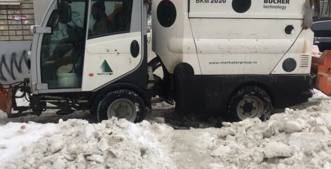 В Саратове продолжается уборка дворов от снега и очистка крыш от наледи
