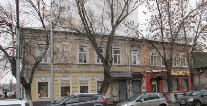 Суд обязал собственников исторического дома на улице Вольской привести фасад здания в порядок