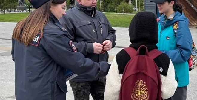 Саратовские полицейские и члены Добровольной народной дружины поддержали акцию «Георгиевская ленточка»