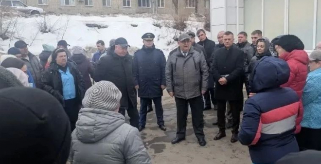 Игорь Молчанов по поручению губернатора встретился с жителями Заводского района, чьи дома пострадали в результате атаки БПЛА 4 марта