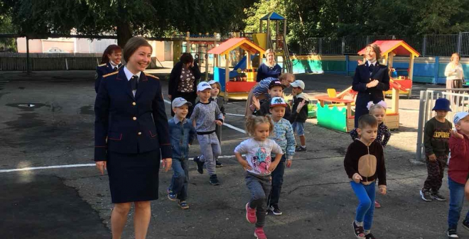 Саратовские следователи вручили подарки дошколятам