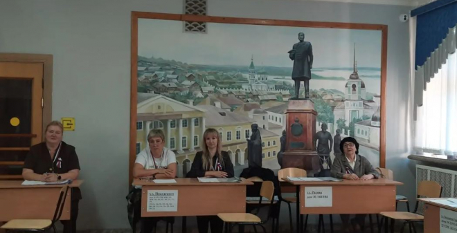 В школе 21 Кировского района Саратова утро воскресенья выдалось по-рабочему деловым