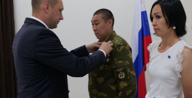 Роман Бусаргин вручил знак «За мужество и отвагу» участнику СВО
