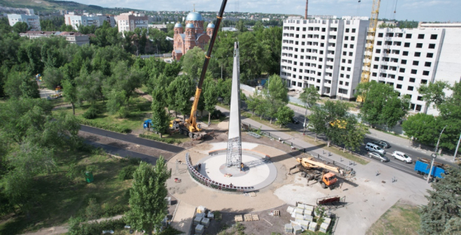В Саратове установлена стела «Город трудовой доблести» высотой 30 метров