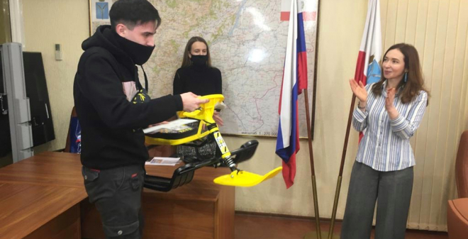 Победителю конкурса «Кормушка для птиц своими руками» вручили снегокат 
