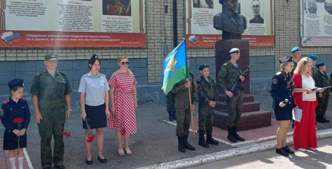 Полицейские возложили цветы к бюсту героев в саратовской школе  