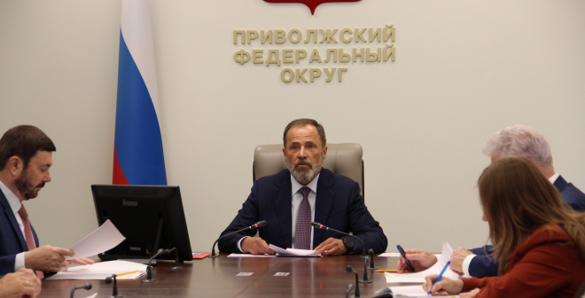 Игорь Комаров провел совещание с главами регионов округа