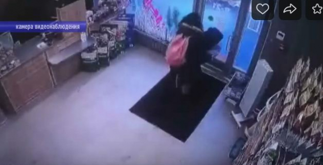 Девушка вынесла из зоомагазина аквариум мимо кассы