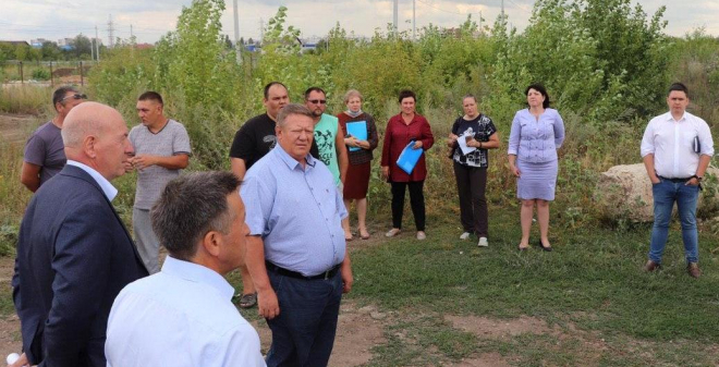 Николай Панков в ходе рабочей поездки в Балаково встретился с многодетными семьями на участках