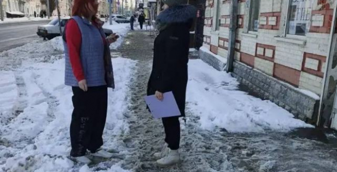 В Саратове продолжается контроль за соблюдением требований по уборке территорий и очистки кровель зданий от снега и наледи