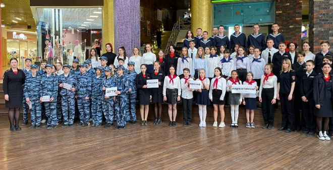 Полицейские Саратова в рамках акции  «Дети России-2023» провели антинаркотическое мероприятие в торговом центре Заводского района