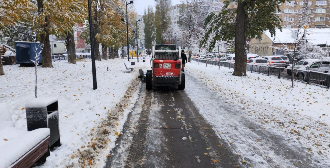 Службы благоустройства Саратова продолжают уборку города от снега и наледи