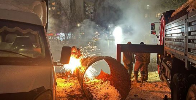 На улице Куприянова в Ленинском районе продолжаются работы по ликвидации повреждения на трубопроводе теплоснабжения