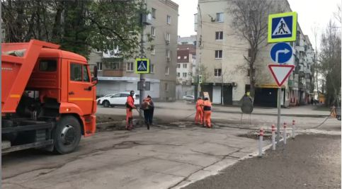 В рамках нацпроекта «Безопасные качественные дороги» в Саратове началась асфальтировка дорог