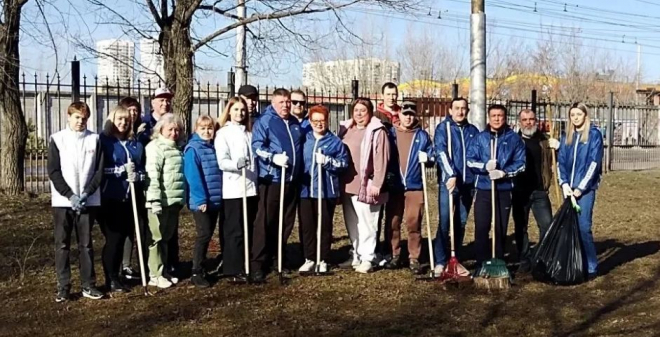 Депутаты и сотрудники Саратовской городской Думы вышли на субботник