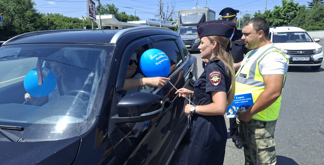 Саратовские автоинспекторы провели праздничную акцию в День семьи, любви и верности
