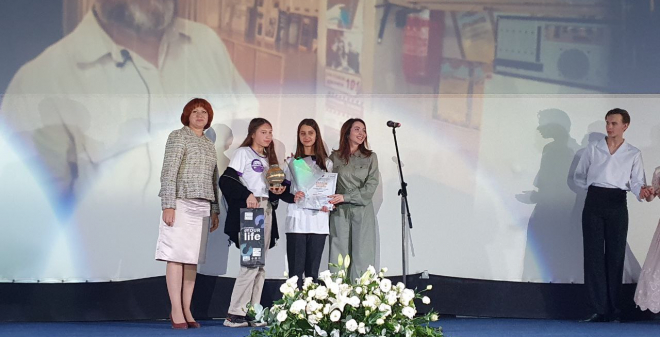 Юлия Литневская наградила победителя фестиваля-конкурса «Киновертикаль» из ДНР
