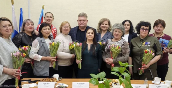 Активисток волонтерских групп поздравили с 8 марта