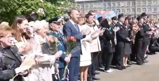 Роман Бусаргин побывал на «Последнем звонке» в своей родной 24-й школе