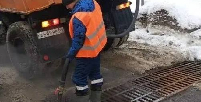 Специалисты МУП «Водосток» продолжают очистку ливневых сетей Саратова