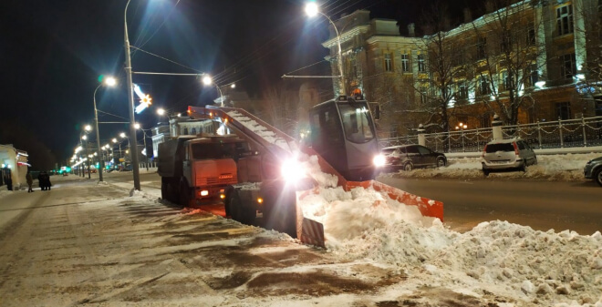 Сегодня ночью на уборке города была задействована 371 единица техники