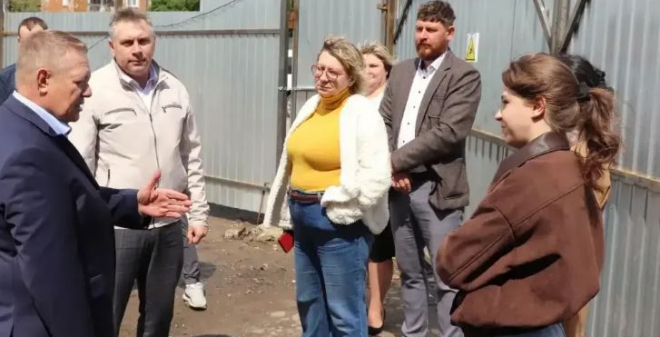 Панков с жителями побывал на строящихся спортобъектах Аткарска