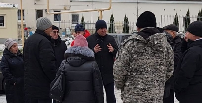 Глава Ленинского района встретился с жителями дома № 57а на проспекте 50 лет Октября по поводу отопления