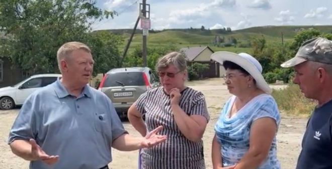Жители Широкого Буерака пожаловались Панкову на разбитую дорогу