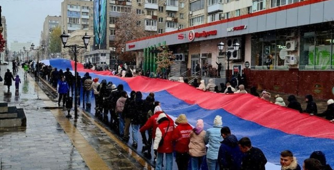 В День народного единства в центре Саратова развернули 80-метровый триколор